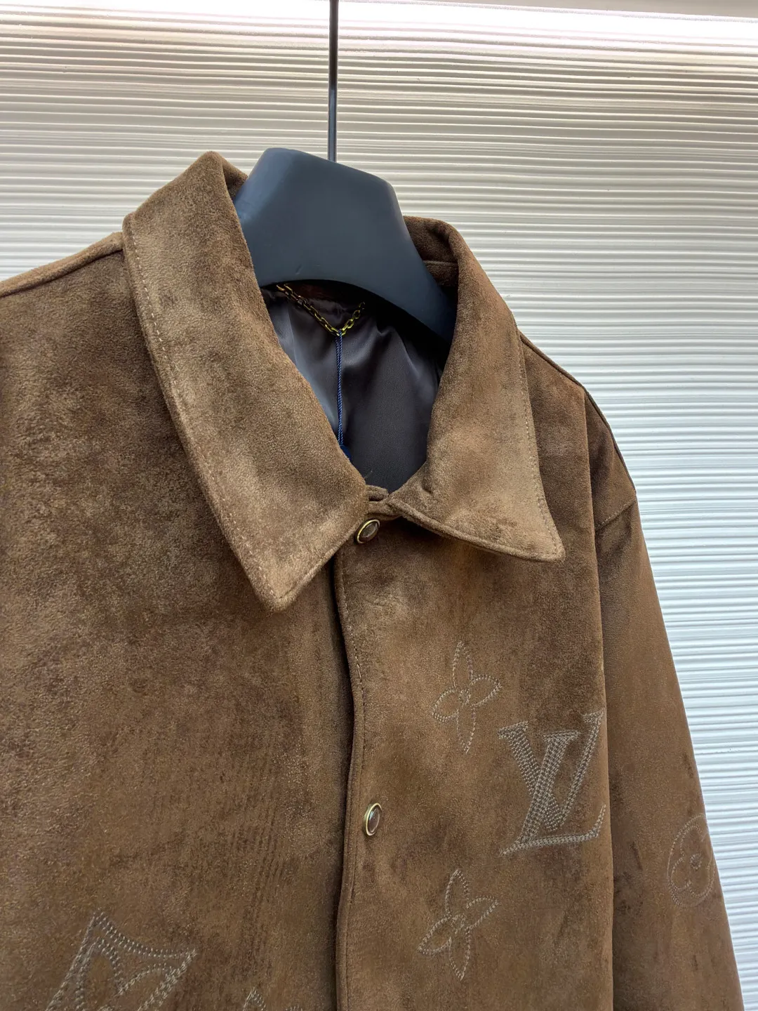 LOUIS VUITTON embroidered suede long-sleeved jacket shirt ●Original version: purchased and developed by 36622 ●Item number: 1682040-C20 ●Material: suede fabric ●Technology: embroidery production ●Color: brown ●Type: fitted version ●Weight: about 1420 grams ●Size: 48-50-52-54 ●Description: Customized original buttons With its elegant tones and exquisite anti-velvet material, it provides a perfect choice for urban elites. The simple design language contains the calmness and restraint of business people, making you feel comfortable in any occasion. The overall wiring is straight and delicate, the fabric is comfortable and soft, and the color is consistent without color difference. It can be matched with the same style to create a fashionable look and control various occasions. Customized accessories, complete with three standards, same style for men and women!